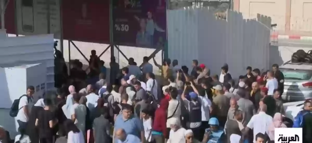 شاهد بالفيديو لحظة فتح معبر رفح ومرور الفلسطينيين إلى مصر