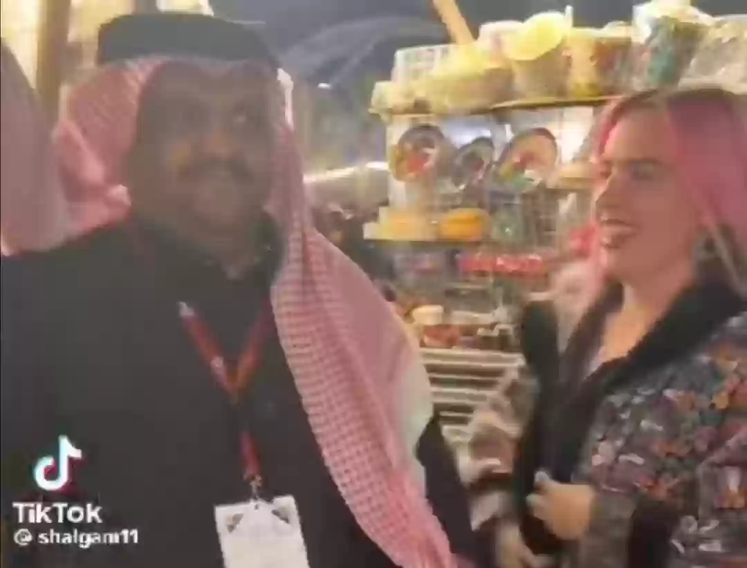  رقص شلقم مع سياح أجانب في سوق الزل بمنطقة الرياض